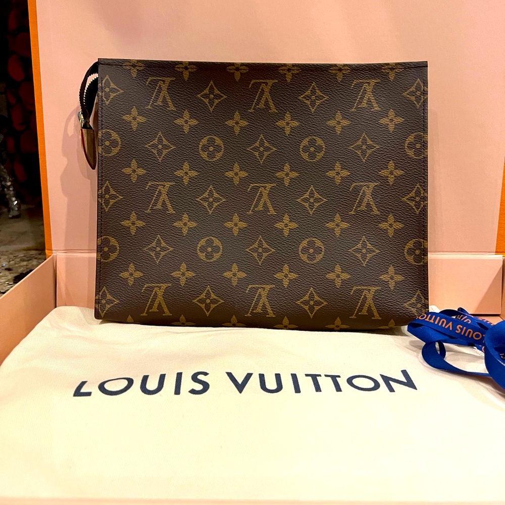 Louis Vuitton Toiletry 26